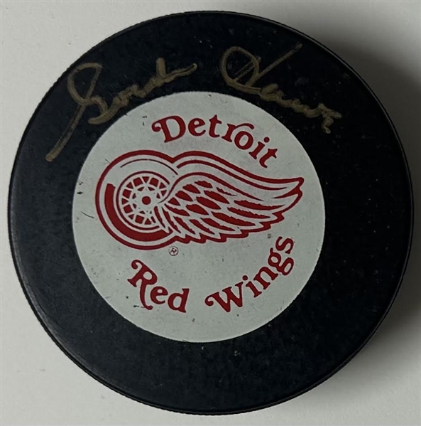 Gordie Howe Detroit Red Wings Signed Red Wings Logo NHL Hockey Puck